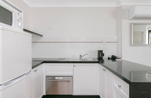 Coolangatta Apartment | Calypso Plaza Resort Unit 306 Beachfront location in central Coolangatta with ocean glimpses