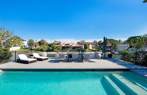Surfers Paradise House | Capri Waterfront Oasis Pool, 4bd steps to Surfers