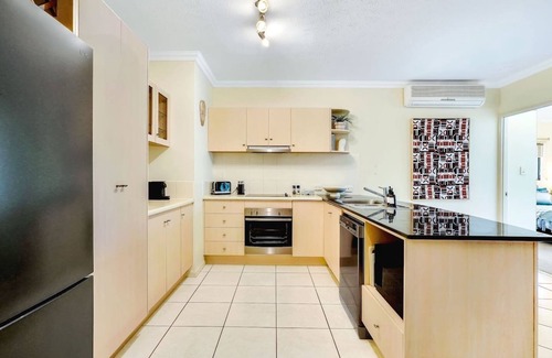 Cairns North Apartment | Central Park - City Fringe- Luxury 3BR Apartment | Pool, Balcony & CBD Fringe