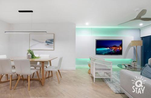 Surfers Paradise Apartment | Chevron Renaissance by Vaun