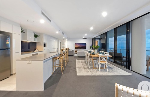 Surfers Paradise Apartment | Circle on Cavill– 5 Bed Family Sub Penthouse Ocean