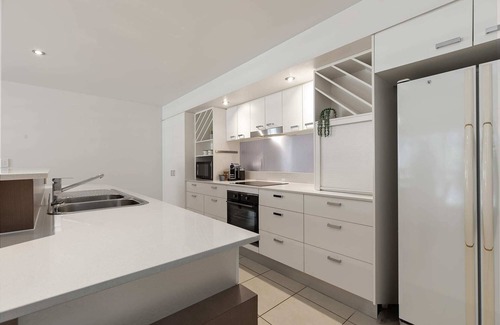 Maroochydore Apartment | City oasis - 3 BR apt. on Maroochy river, pool, AC