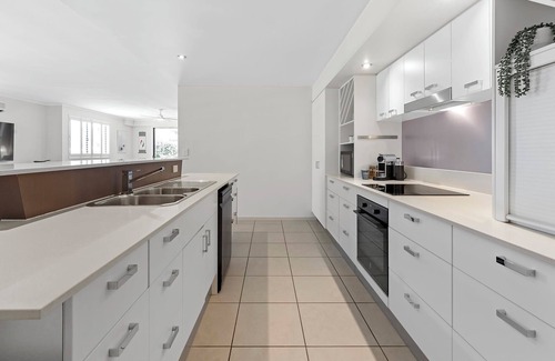 Maroochydore Apartment | City oasis - 3 BR apt. on Maroochy river, pool, AC