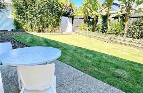 Sunshine Coast House | Comfortable 5 bed Boho Beachhouse -200m beach/lake