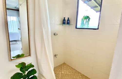 Quebrada Grande Cabin | Cozy Box-Glamping with amazing views to the mountains-Close to Monteverde