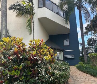 Surfers Paradise House | Cozy room with Ocean Views