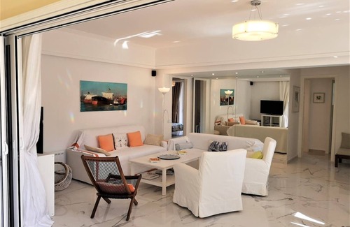 Varkiza House | Cozy seaside family apartment