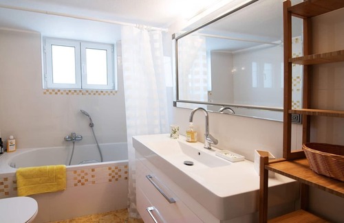 Varkiza House | Cozy seaside family apartment