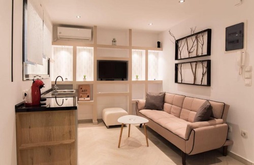 Thessaloniki City Centre Apartment | Cutest white-tower apartment with a private patio