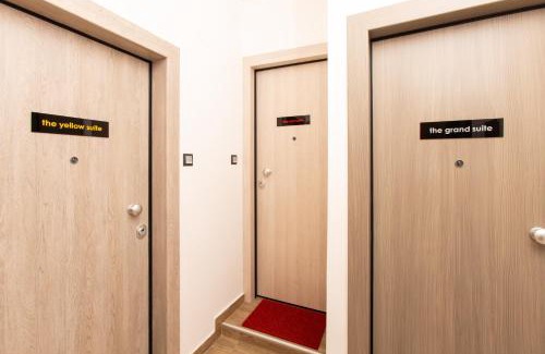 Thessaloniki City Centre Apartment | Downtown Luxury Boutique Suites : the red suite