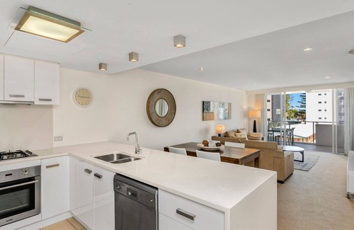 Coolangatta Apartment | Eden Apartments Unit 401 Modern 2 bedroom Apartment Close to the Beach in Rainbow Bay - Free Wifi