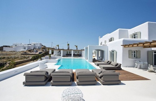 Tourlos Villa | Elegant Villa, Private Infinity Pool, Fantastic Views to Aegean Sea & Mykonos Town (10 mins drive)