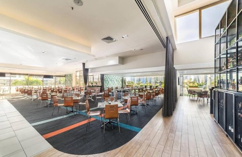 Surfers Paradise Apartment | Enjoy fantastic ocean views in Surfers Paradise!