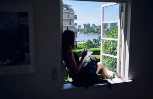 South Brisbane Apartment | European Château/riverside view backyard/2 carpark