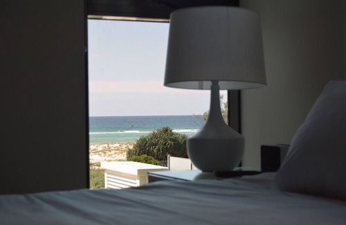 Coolangatta Apartment | Experience The Vibe Of Kirra Beachfront.....Enduring
