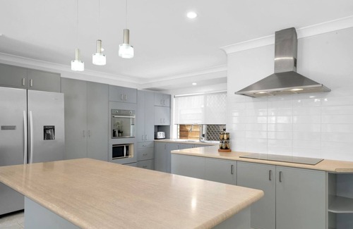 Carseldine House | Family Escape Serene Oasis with Pool and AC