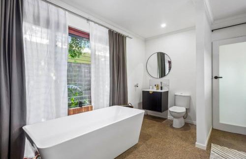 Tewantin House | Garden Hideaway