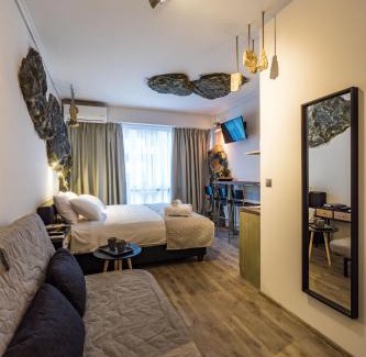 Thessaloniki City Centre Apartment | GraffitiSuites#Stone