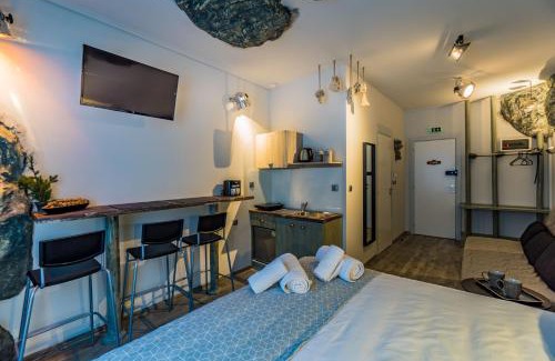 Thessaloniki City Centre Apartment | GraffitiSuites#Stone