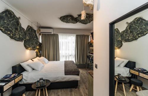 Thessaloniki City Centre Apartment | GraffitiSuites#Stone
