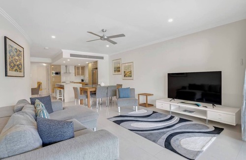 Palm Cove Apartment | Gris at Island Views Pool Paradise on the Beach