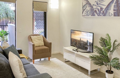 Bowen Hills Apartment | Groovy & Cool~1Bed/1Bath/1Car~Close to everything!