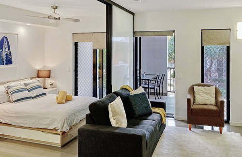 Bowen Hills Apartment | Groovy & Cool~1Bed/1Bath/1Car~Close to everything!