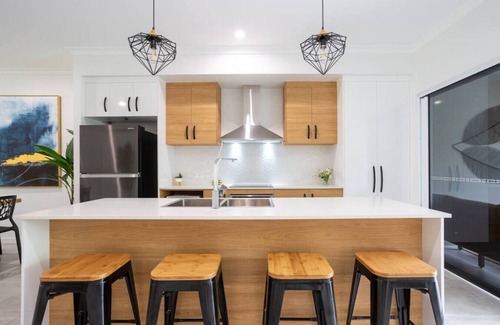Edge Hill House | Hamptons Spa Villa - Luxury 3 bedroom 2 bathroom with outdoor Hot tub