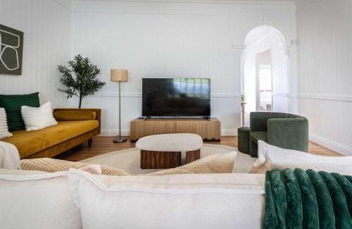 Milton House | Heart of Milton 4b2b AC 2Tvs Private Parking walk to Suncorp Stadium