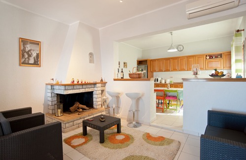 Delfoi House | Hilltop Penthouse Condo with Breath-Taking Oracle Views!
