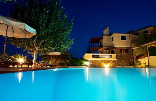 Nimfea House | Holiday Home 'Beach Villa Alonissos For 4 People' with Shared Pool, Wi-Fi and Air Conditioning