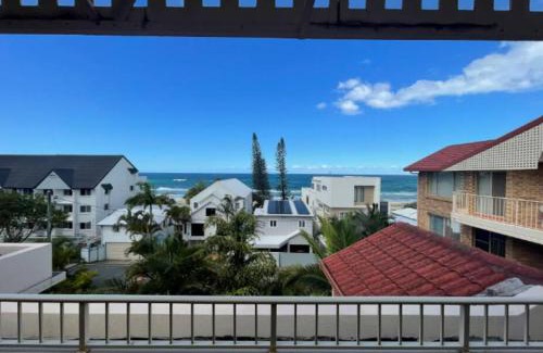 Palm Beach Apartment | Jefferson Palms - Burleigh Letting