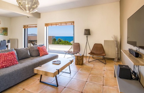 Kato Galatas Villa | Kalamaki Beach 100m away, private pool, private parking, free wifi, sandy beach