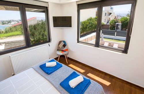 Kato Galatas Villa | Kalamaki Beach 100m away, private pool, private parking, free wifi, sandy beach
