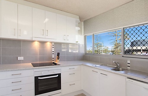 Coolangatta Apartment | Kooringal Unit 3 Right on Greenmount Beach Coolangatta with Wi-Fi Included