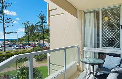 Coolangatta Apartment | Kooringal Unit 3 Right on Greenmount Beach Coolangatta with Wi-Fi Included