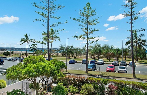 Coolangatta Apartment | Kooringal Unit 3 Right on Greenmount Beach Coolangatta with Wi-Fi Included