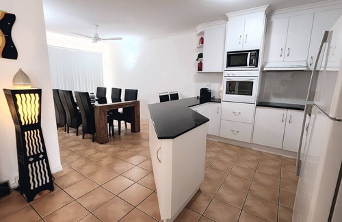 Cannonvale Resort | La Villa Beach Rd Pets under 10k call before booking O466573617