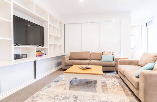 Mount Coolum House | Luxurious & Spacious Mt Coolum Lakeside Home