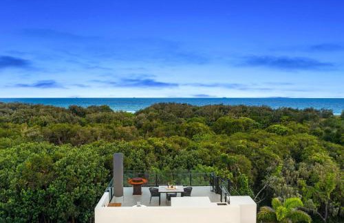 Warana House | Luxurious Waterfront Home with direct beach access and ocean views from top viewing deck