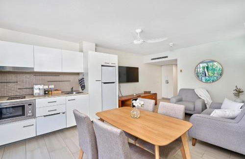 Palm Cove Apartment | Luxury 2 Bed Palm Cove Unit, Pool & Partial Ocean View from 2nd Floor
