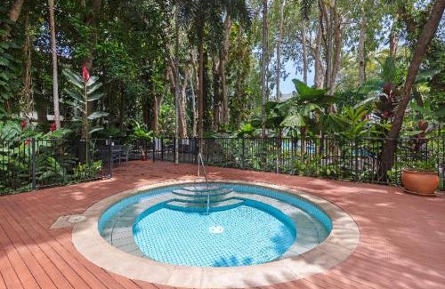 Palm Cove Apartment | Luxury 2 Bed Palm Cove Unit, Pool & Partial Ocean View from 2nd Floor