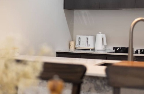 Fortitude Valley Apartment | Luxury 4BR Cozy Home Pool/Gym/Sauna/wParking @ CBD