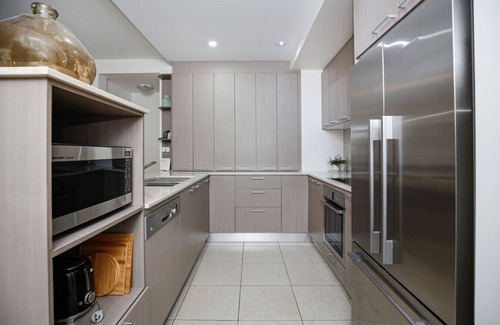 Cairns Central Business District Apartment | Luxury Cairns Stay with Pool and BBQ