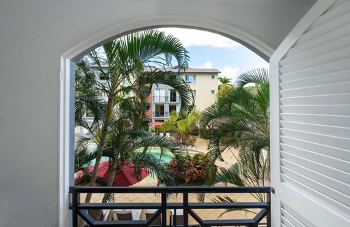 Cairns North Apartment | Luxury Resort Apartment in Cairns North – Spacious Retreat with Balcony & Resort-Style Amenities!