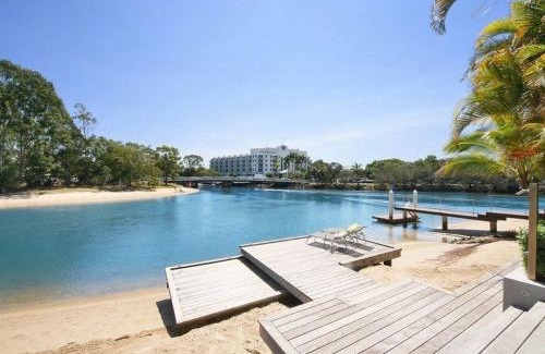 Noosa Heads House | Luxury Retreat with Private Beach & Jetty