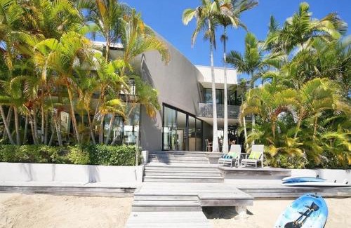 Noosa Heads House | Luxury Retreat with Private Beach & Jetty