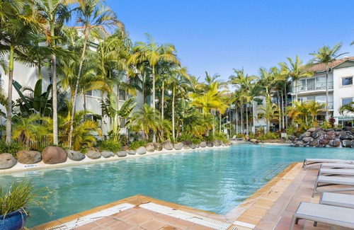 Miami Apartment | MadeComfy Beachside Getaway with Lush Balcony