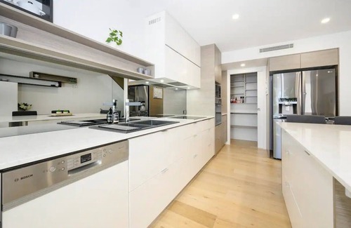 Maroochydore Apartment | Maroochydore Beachfront Elegance, Views ZE7