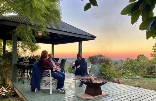 Mapleton House | NEAR MONTVILLE . LATE CHECK-OUT ON SUNDAYS OF 5pm . when booking a weekend